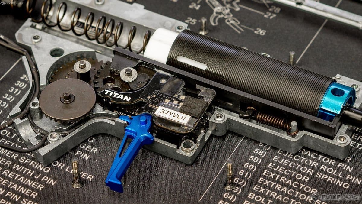 Gearbox airsoft ouverte avec carte électronique Titan, engrenages et détente custom