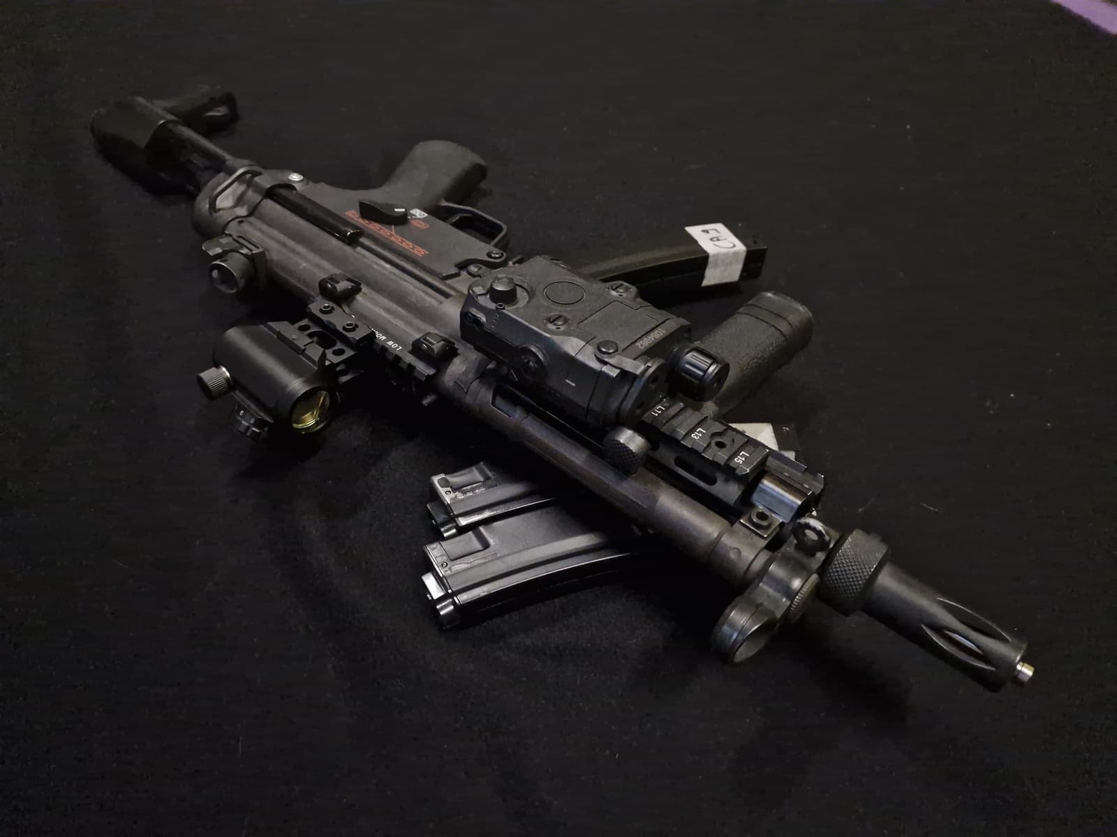 Réplique airsoft type MP5 vue de dessus avec chargeurs et compensateur